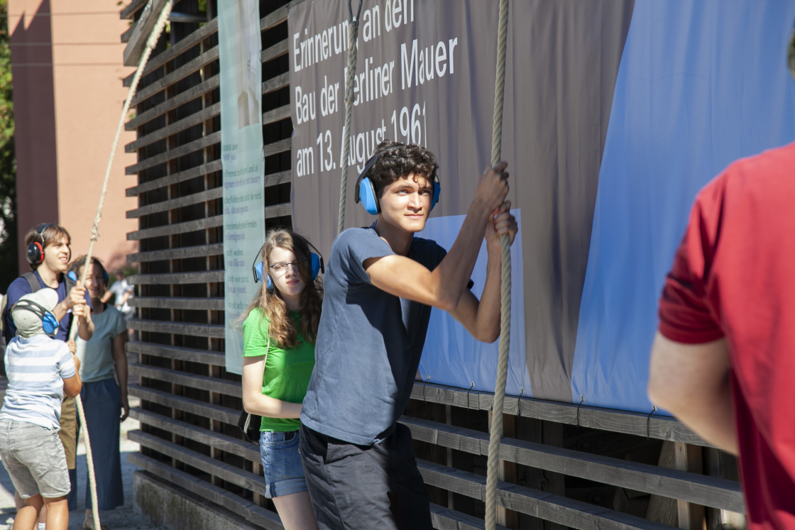 Zwei Young Professionals läuten die Glocken an der Kapelle 